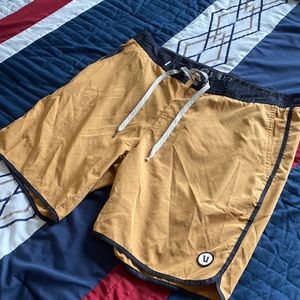 Vuori Men’s Board shorts yellow size 34